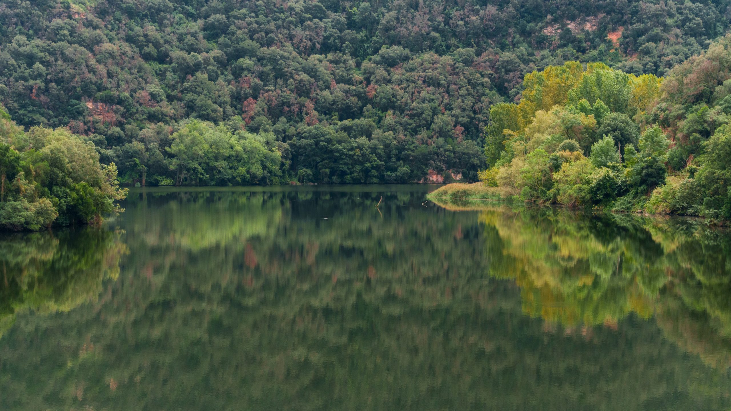 Deze foto is de omslagafbeelding van de  pagina afspraak en disclaimer. De foto laat een landschap uit Spanje zien van de rivier De Ter.