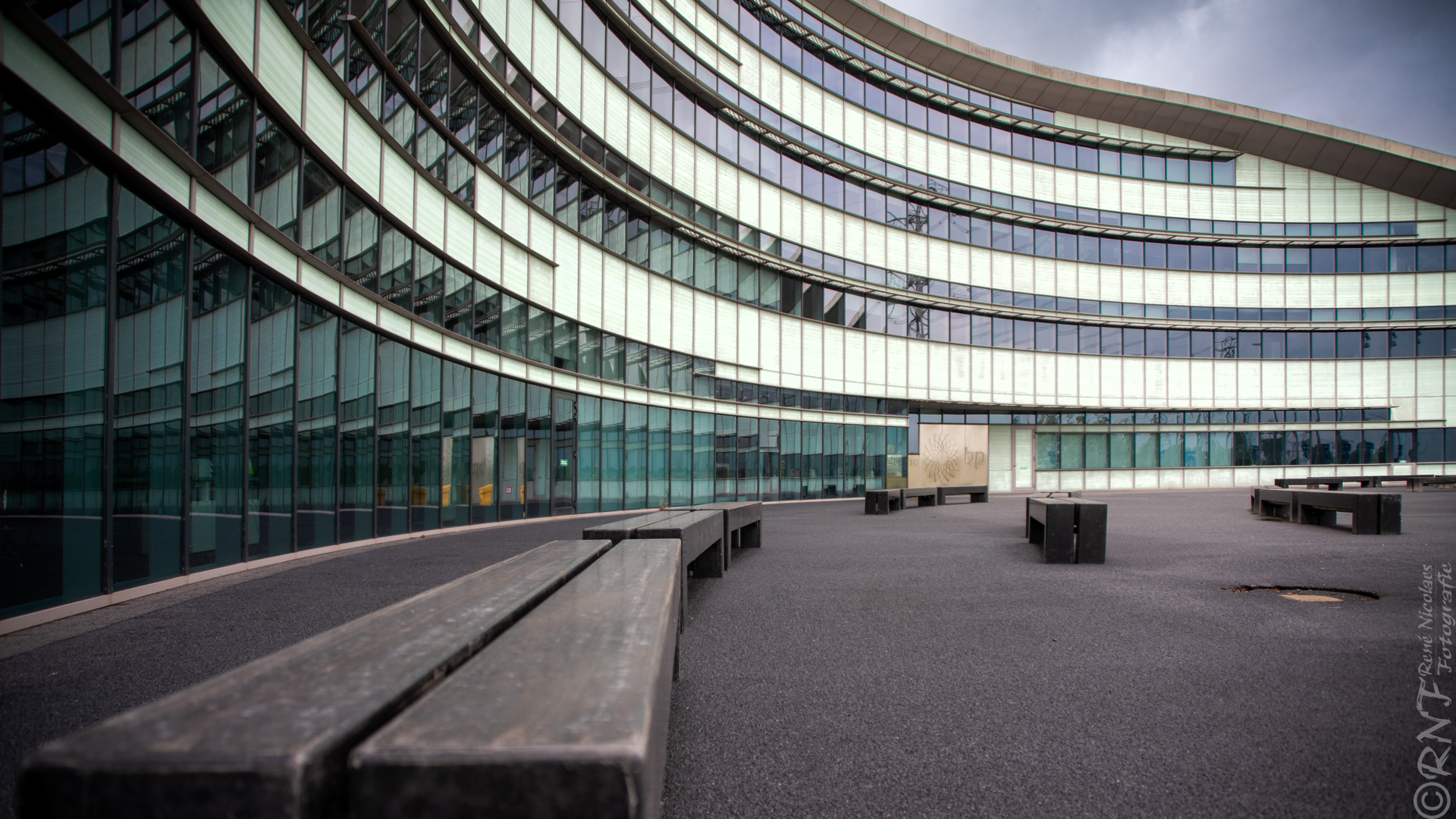 Op deze plek staat een architectuur foto van het BP kantoor in de Europoort gemaakt door René Nicolaes, fotograaf in Spijkenisse.