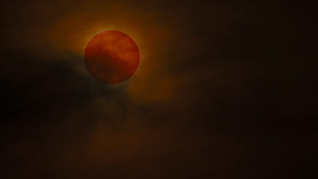 Foto van de maan achter de wolken